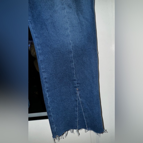 GOOD AMERICAN- Good Curve Straight Jean- curves for days!! - Picture 4 of 5